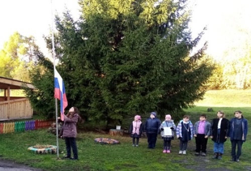 Горелова Маргарита удостоена чести поднять государственный флаг РФ.